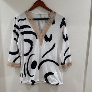 Women's Black and White Patterned Top